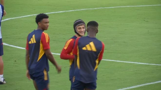 Gavi bromea con Nico y Balde en el entrenamiento de España.