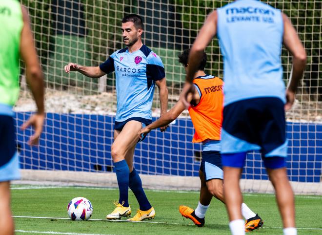 Sergio Postigo quiere volver a ser parte del Levante en LALIGA EA Sports (Foto: LUD).