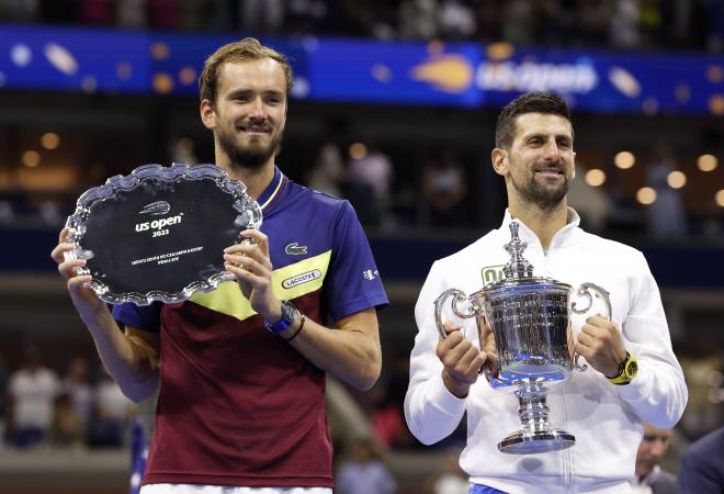 Medvedev y Djokovic, con sus trofeos en la final del US Open 2023 (Foto: Cordon Press).