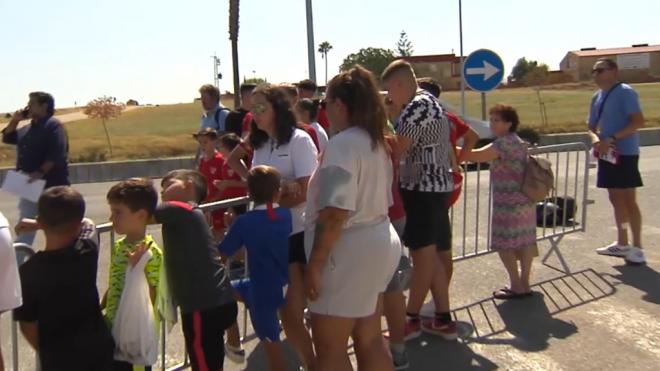 Aficionados del Sevilla esperan a Sergio Ramos a la salida de la ciudad deportiva.
