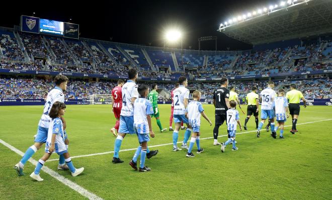 El Málaga salta al verde en el debut en La Rosaleda en Primera RFEF. (MCF)