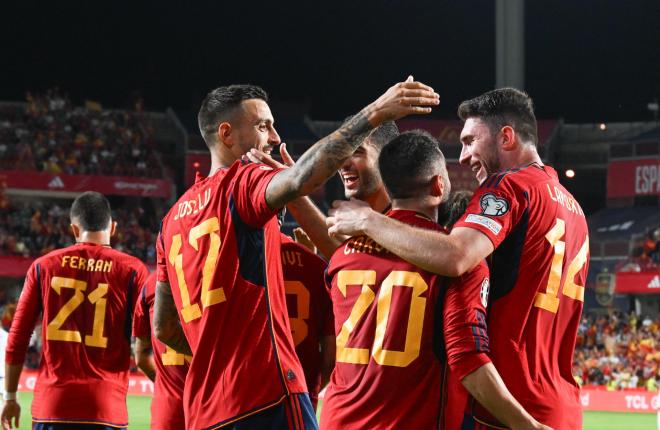 Joselu celebrando con Carvajal y el resto de sus compañeros su gol ante Chipre (Foto: EFE).