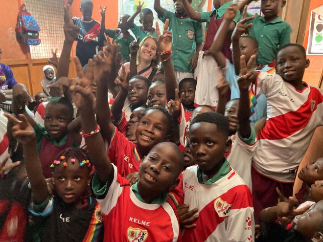 Los niños de un orfanato en Ghana, felices con sus camisetas del Rayo.