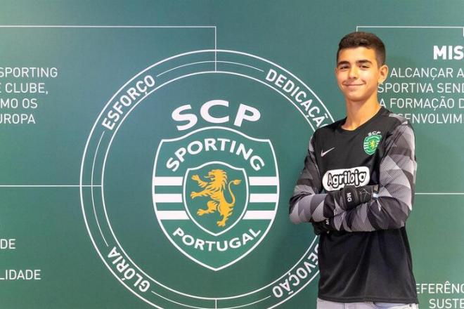 Miguel Gouveia, tras firmar su primer contrato con el Sporting de Portugal a sus 14 años (Foto: Sp