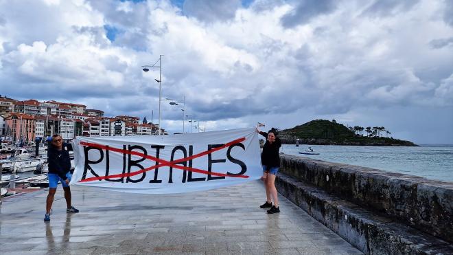 'Txabita' Atxa, en Lekeitio, muestra la pancarta que luego exhibiría contra Luis Rubiales en el campo del Athletic Club.