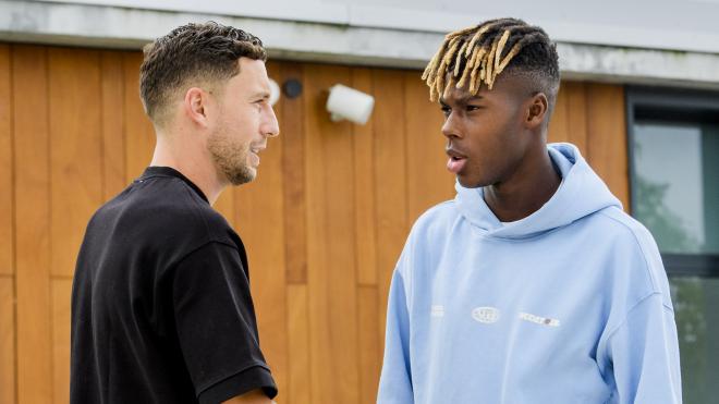 Nico Williams habla Óscar con De Marcos en las instalaciones de Lezama (Foto: Athletic Club).