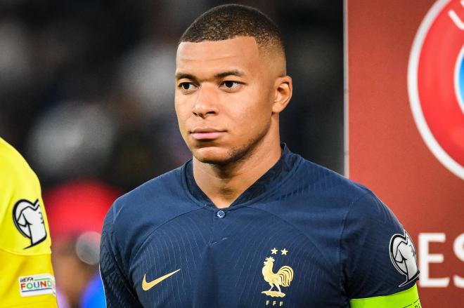 Kylian Mbappé dio uno de sus votos a Xavi Hernández (Foto: Cordon Press).