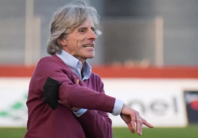 Roberto Aguirre, actualmente en la dirección deportiva del Real Oviedo, en un partido del Don Beni