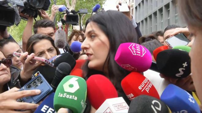 Carla Vall a la salida de la Audiencia Nacional.