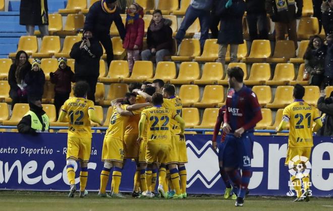El Alcorcón celebra el gol contra el Levante en su último enfrentamiento. (Foto: LaLiga)