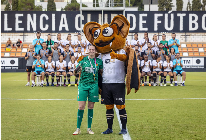 Enith Salón posa con la mascota del Valencia CF en la presentación oficial del equipo. (Foto: Valencia CF)