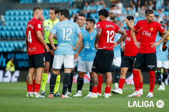 Munuera Montero espera la decisión del VAR en el gol anulado del Celta - Mallorca (Foto: LALIGA).