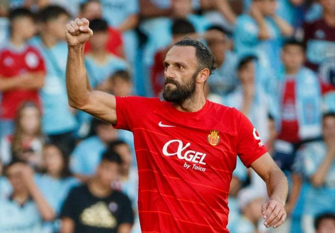 Peligro aéreo para el Athletic: el gigantón Vedat Muriqi celebra un gol con el Real Mallorca del Vasco Aguirre (Foto: LALIGA).