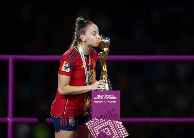 Athenea del Castillo besando la Copa del Mundo (Foto: Cordon Press).