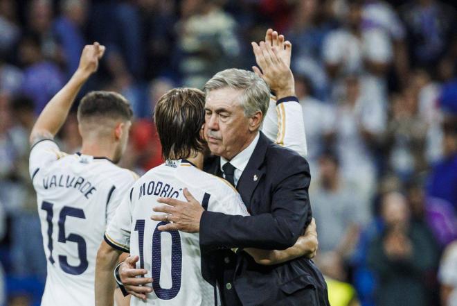 Carlo Ancelotti da un abrazo a Luka Modric después del Real Madrid-Getafe (Foto: Cordon Press).