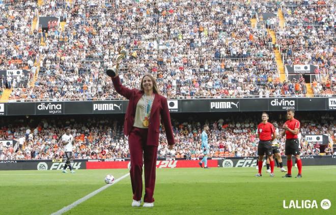 Enith Salón recibió el homenaje de Mestalla tras el Mundial.
