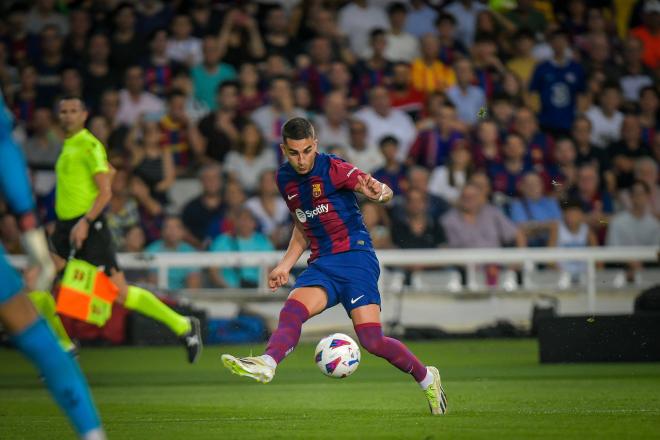 Ferran Torres le pega al balón en el Barcelona-Betis (FOTO: EFE).