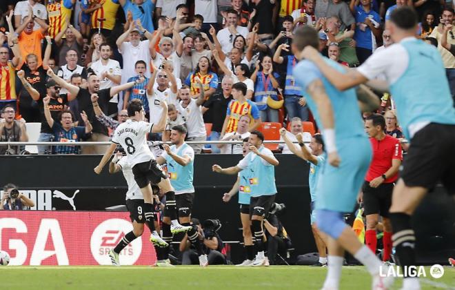 Javi Guerra anota el tercer gol del Valencia CF ante el Atlético de Madrid (Foto: LALIGA).