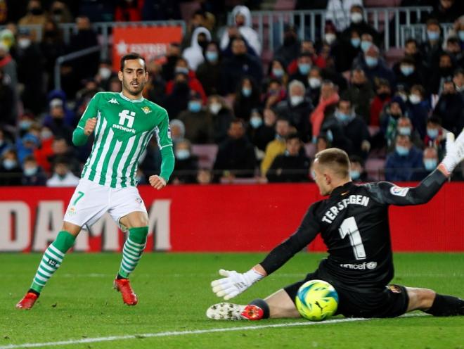 Juanmi bate a Ter Stegen (foto: EFE).