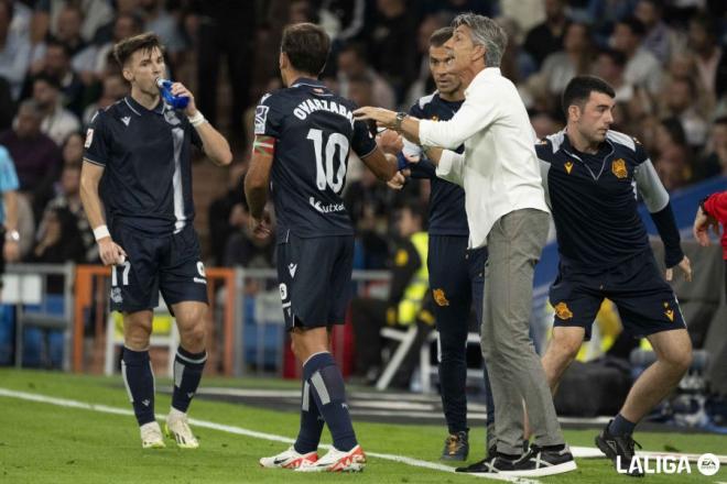 Imanol da instrucciones a sus jugadores en el Real Madrid-Real Sociedad (Foto: LaLiga).