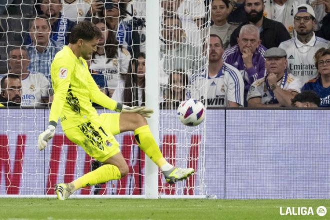 Remiro, durante el partido ante el Real Madrid (Foto: LaLiga).