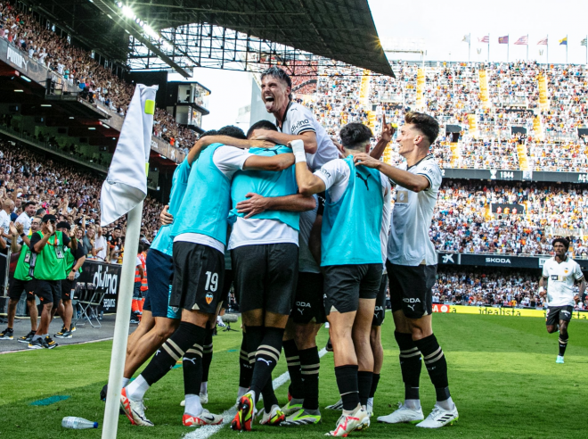Sergi Canós celebra el gol de Javi Guerra al Atlético de Madrid