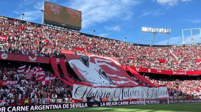 El tifo de Biris Norte dedicado a Biri Biri (Foto: Kiko Hurtado).