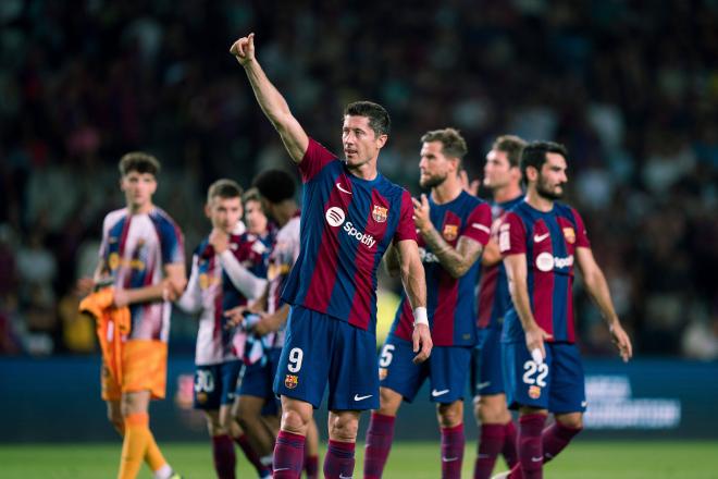 Robert Lewandowski saluda a la afición tras un partido del Barcelona (Foto: Cordon Press).