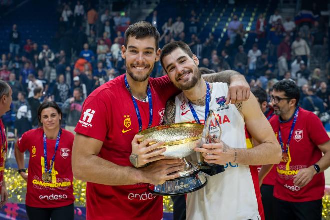 Juancho y Willy Hernangomez, tras ganar la Final del Eurobasket 2022. Foto: Cordon Press.