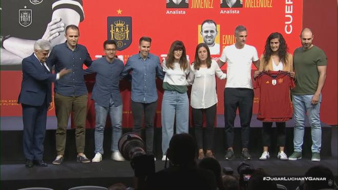 Montse Tomé junto a su nuevo staff