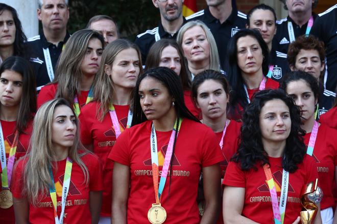 Pedro Sánchez recibe a la selección femenina tras ganar el Mundial (FOTO: Cordón Press).