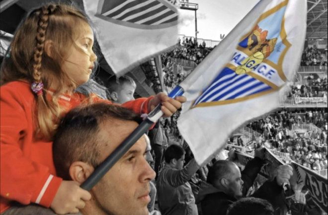 Bianca, a hombros de su padre, Jorge Cayuela, en un partido del Málaga en La Rosaleda. (Foto: cedida)