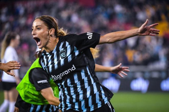 Esther González celebrando uno de sus goles en el debut (Cordon Press)