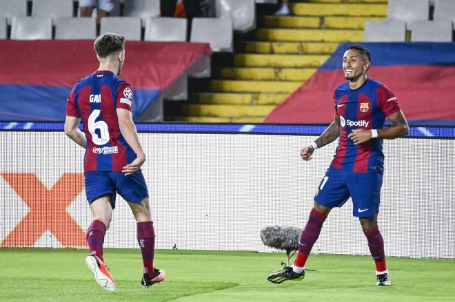 Gavi y Raphinha celebran un tanto en el partido disputado entre Barcelona y Amberes. Fuente: Cordon