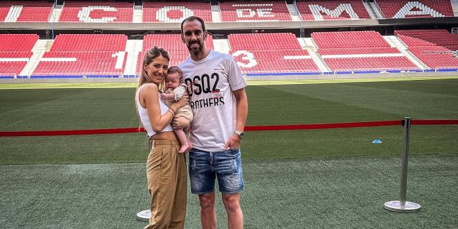 Diego Godín, junto a su esposa Sofía Herrera y su bebé Pilar, en el Estadio Cívitas Metropolita