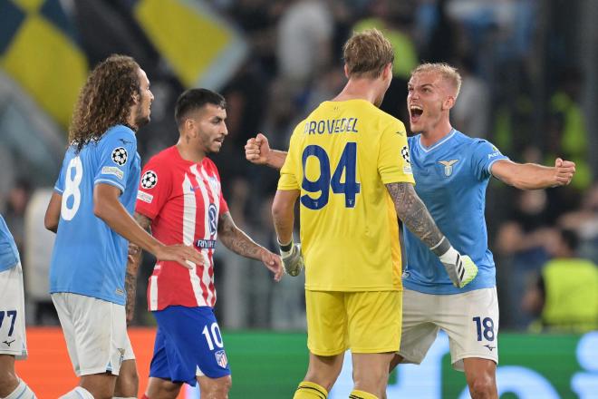 La Lazio celebra el gol de Provendel tras empatar en el último minuto al Atlético (Foto: Cordon P