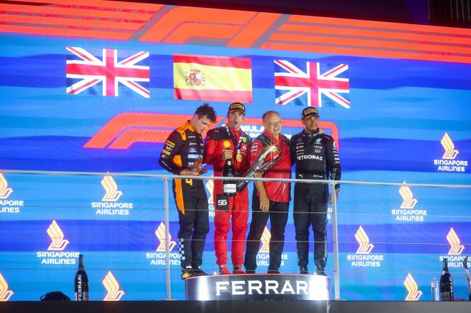 Lando Norris, Carlos Sainz y Lewis Hamilton, en el podio del GP de Singapur (Cordon Press)
