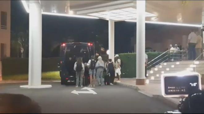 Las jugadoras del Barça a su llegada al hotel en Oliva