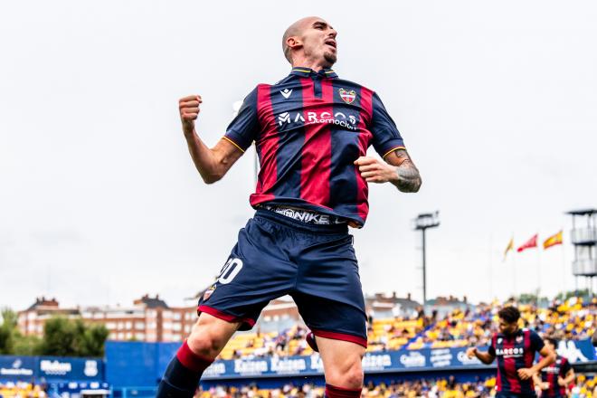 Oriol Rey celebra su gol en el Alcorcón - Levante de la primera vuelta de la competición. (Foto: LUD)