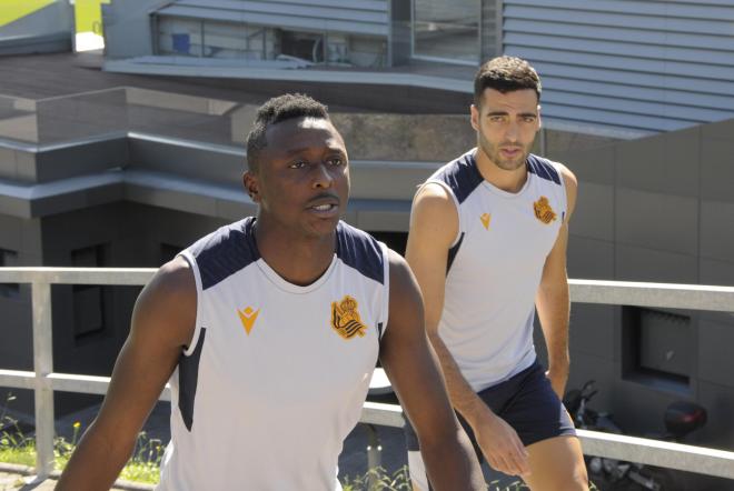 Sadiq Umarse dirige a un entrenamiento en Zubieta junto a Mikel Merino (Foto: Giovanni Batista).