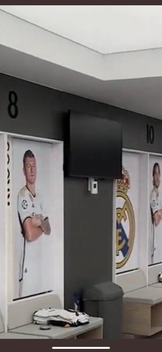 Un televisor en el lugar dónde debería ir el número nueve del Madrid.