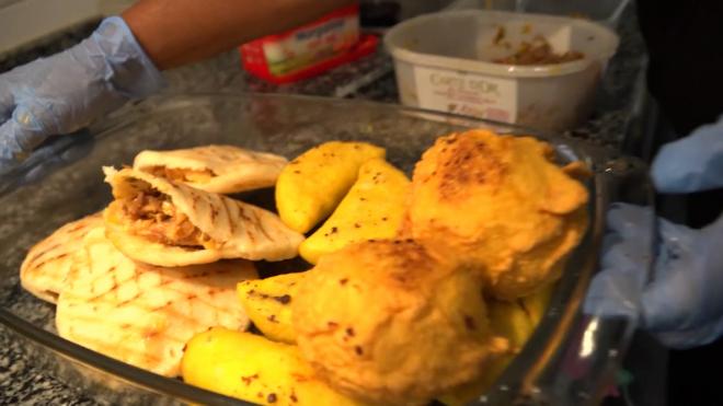 Arepas y empanadas, la comida que más le piden