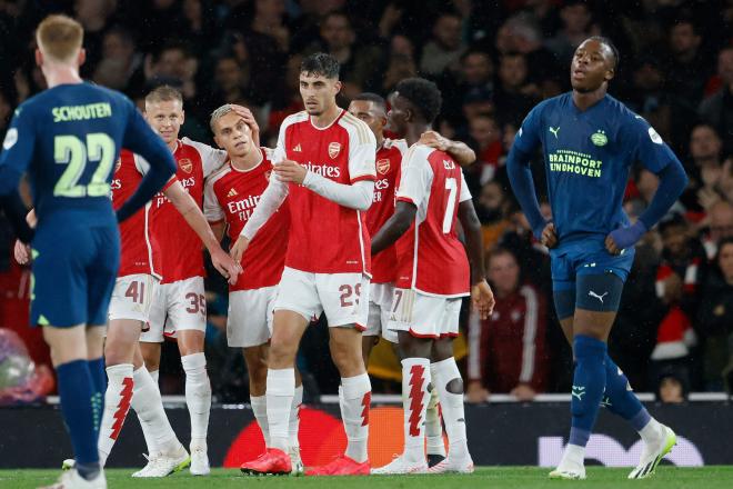 Celebración del Arsenal tras un gol al PSV (Foto: EFE).