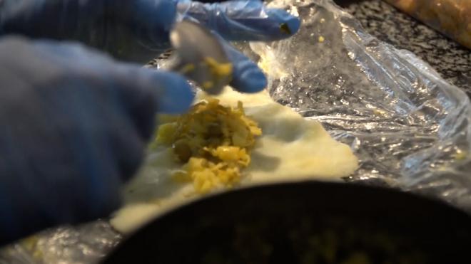 Así es el proceso de elaboración de las arepas y las empanadas colombianas