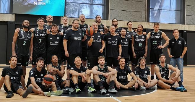 Todo eran ilusiones en la presentación del Surne Bilbao Basket al principio de la temporada (Foto: DMQ Bizkaia).