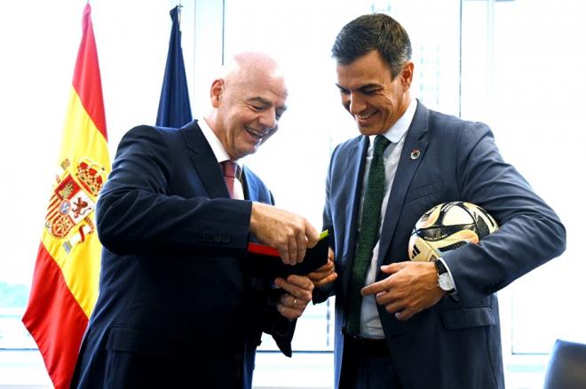 El presidente del Gobierno, Pedro Sánchez (d) y el presidente de la FIFA, Gianni Infantino, durant