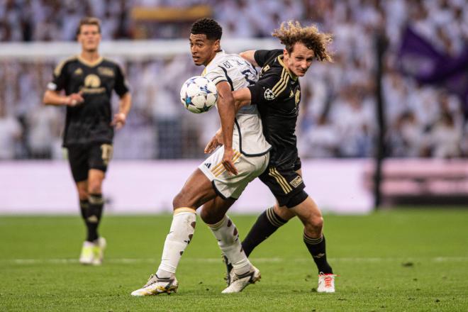 Jude Bellingham pelea un balón con Kral en el Real Madrid-Unión Berlín (Foto: Cordon Press).