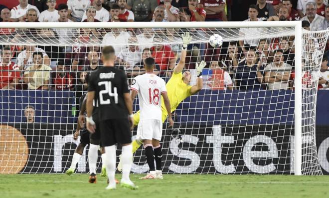 Dmitrovic, en el gol del Lens en el partido de la primera jornada (Foto: Kiko Hurtado).