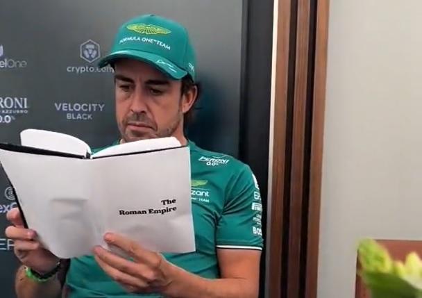 Fernando Alonso bromeando en su cuenta de TikTok (Foto: Redes Sociales).