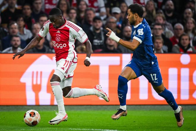 Carlos Borges ante Renan Lodi durante el Ajax-Olympique de Marsella. Fuente: Cordon Press